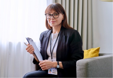 Actor portrayal of mental health therapist